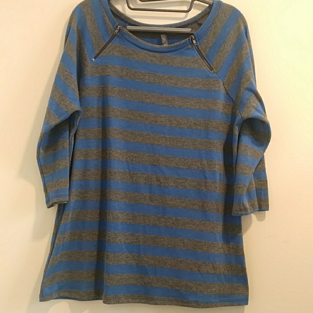 XL light knit shirt.